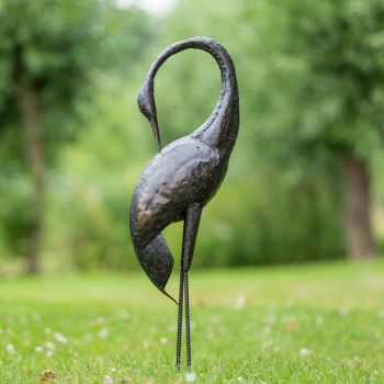 Metalen tuinbeeld van een paradijskraanvogel, gemaakt door een Afrikaanse kunstenaar. 