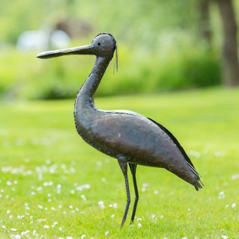 Metalen tuinbeeld van een lepelaar, gemaakt door een Afrikaanse kunstenaar. 