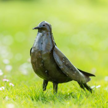 Metalen tuinbeeld van een duif, gemaakt door een Afrikaanse kunstenaar. 