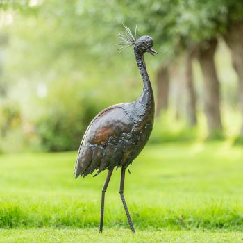Metalen tuinbeeld van een kraanvogel, gemaakt door een Afrikaanse kunstenaar. 