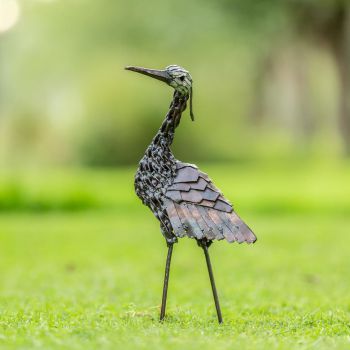 Metalen tuinbeeld van een jufferkraanvogel, gemaakt door een Afrikaanse kunstenaar. 