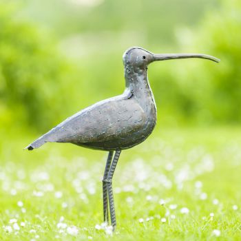 Metalen tuinbeeld van een wulp, gemaakt door een Afrikaanse kunstenaar. 