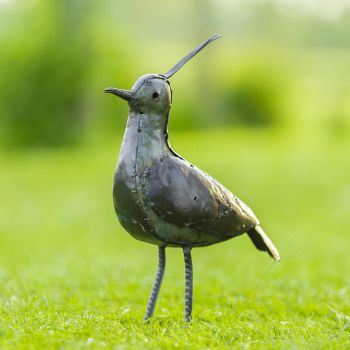 Metalen tuinbeeld van een kievit, gemaakt door een Afrikaanse kunstenaar. 
