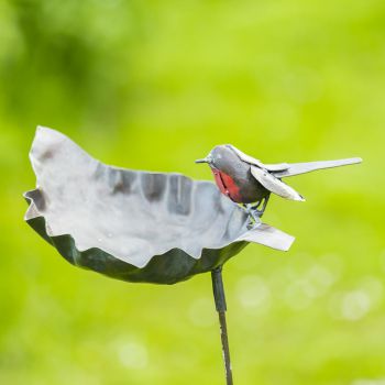 Metalen tuinbeeld van een schaal, gemaakt door een Afrikaanse kunstenaar. 
