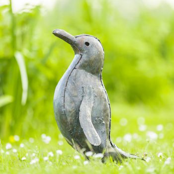 Metalen tuinbeeld van een pinguin, gemaakt door een Afrikaanse kunstenaar. 