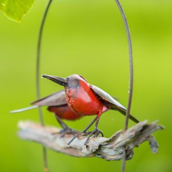 Metalen tuinbeeld van een vogelhanger, gemaakt door een Afrikaanse kunstenaar. 