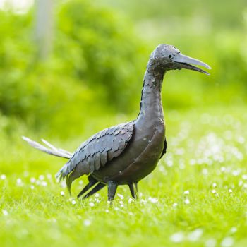 Metalen tuinbeeld van een fantasievogel, gemaakt door een Afrikaanse kunstenaar. 