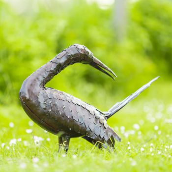 Metalen tuinbeeld van een fantasievogel, gemaakt door een Afrikaanse kunstenaar. 