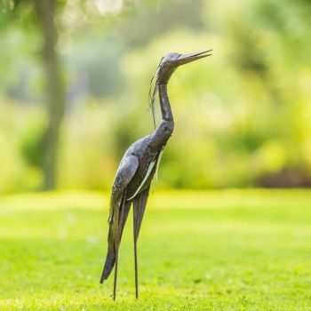 Metalen tuinbeeld van een reiger, gemaakt door een Afrikaanse kunstenaar. 