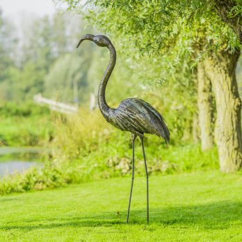 Metalen tuinbeeld van een flamingo, gemaakt door een Afrikaanse kunstenaar. 