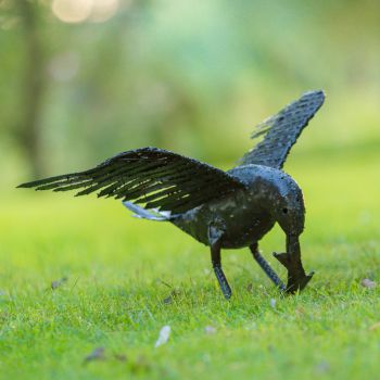 Metalen tuinbeeld van een visarend, gemaakt door een Afrikaanse kunstenaar. 